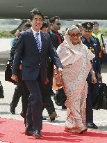 Japan PM Abe arrives in Bangladesh