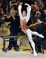 Conductor Ozawa performs with Niyama