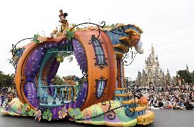 Halloween parade begins at Tokyo Disneyland