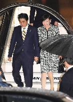 Abe returns to Japan