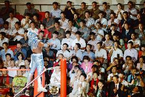 N. Korean fans cheer pro wrestler
