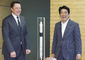 SpaceX CEO Musk meets PM Abe