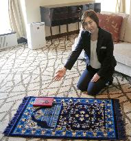 Osaka hotel provides Muslim guests with prayer mat