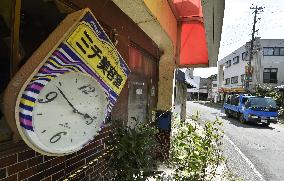 Beauty shop's clock stopped since quake