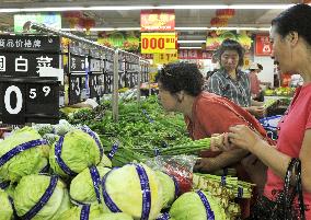 Price-conscious Chinese shoppers at Beijing supermarket