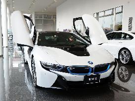 BMW unveils carbon fiber-reinforced plug-in hybrid vehicle