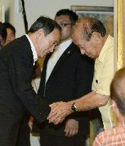 Suga meets with Okinawa Gov. Nakaima