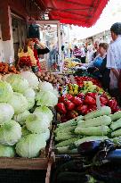 Shoppers swarm vegetable shop in Simferopol amid shortage