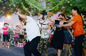 Outdoor group dancing a fad among Chinese middle-aged women