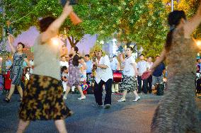 Outdoor group dancing a fad among Chinese middle-aged women