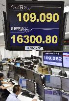 Dollar hits 6-yr high vs. yen