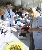 Japanese, Russian researchers hold seaweed-tasting event
