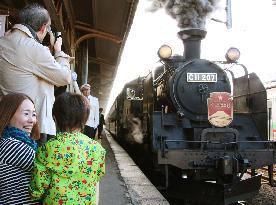 Steam train begins annual autumn service in Hokkaido