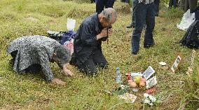 Brother, sister pray for repose of father's soul in N. Korea