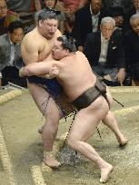 No stopping co-leading yokozuna at Autumn sumo