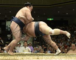 No stopping co-leading yokozuna at Autumn sumo