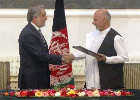 Afghan election candidates sign agreement on unity gov't