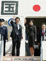 PM Abe leaves for N.Y.