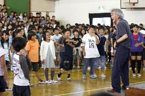 Conductor Ozawa takes chorus practice for pupils