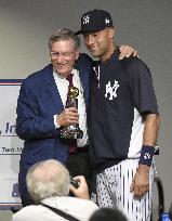 Retiring Yankee Jeter gets commissioner's special award