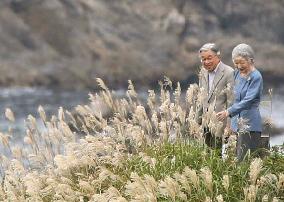 Imperial couple strolls on quake-hit beach in north Japan