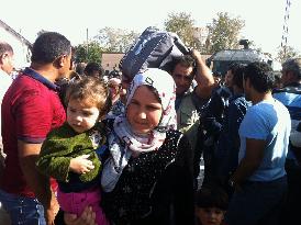 Syrian refugees flock to border area in Turkey