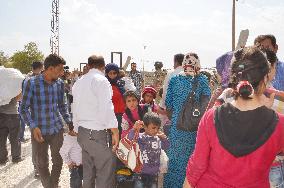 Syrian refugees jam Turkish border zone