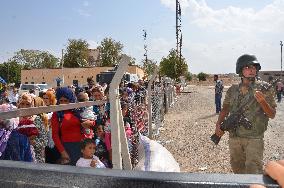 Syrian refugees gather in Turkish border zone