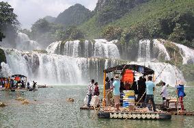 Vietnam's biggest waterfalls attract visitors on rafts