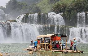 Vietnam's biggest waterfalls attract visitors on rafts