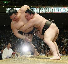 Yokozuna Hakuho remains unbeaten at autumn sumo tournament