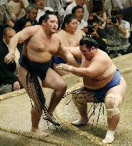 Yokozuna Kakuryu suffers 2nd loss at autumn sumo