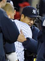 Yankees Kuroda hugs retiring Jeter