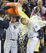 Yankees' Jeter gets shower from teammates