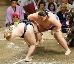 Ichinojo beats grand champion Kakuryu