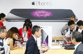 New iPhones sell well in Japan