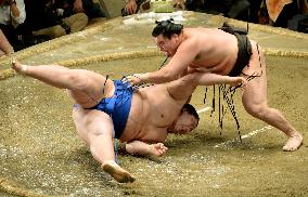 Hakuho defeats Ichinojo
