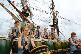 Britons celebrate round voyage of ship 400 yrs ago