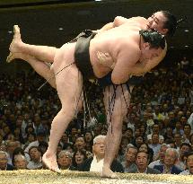 Yokozuna Hakuho clinches 31st title at autumn sumo