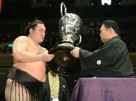 Yokozuna Hakuho clinches 31st title at autumn sumo