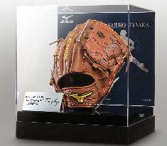 Mizuno to release glove modeled on Yankees pitcher Tanaka's