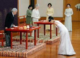 Princess Noriko bids farewell to emperor, empress