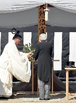 Emperor pays respect at grave of Prince Katsura