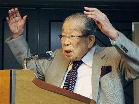 Physician Hinohara delivers speech on 103rd birthday