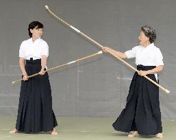 PM Abe's wife performs "naginata" demonstration