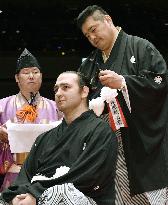 Stablemaster cuts Kotooshu's topknot at retirement rite
