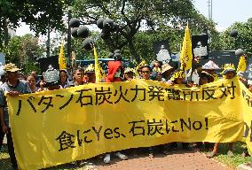 Banner written in Japanese opposes coal-fired power plant