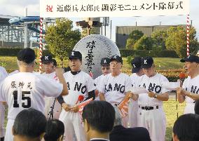 Ex-Taiwan high school players sing before coach's cenotaph