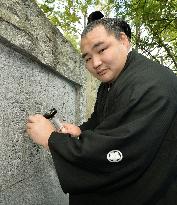 Kakuryu inscribes name on yokozuna monument at Tokyo shrine