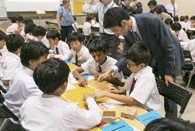 Professionals teach int'l school kids 'shogi' rules